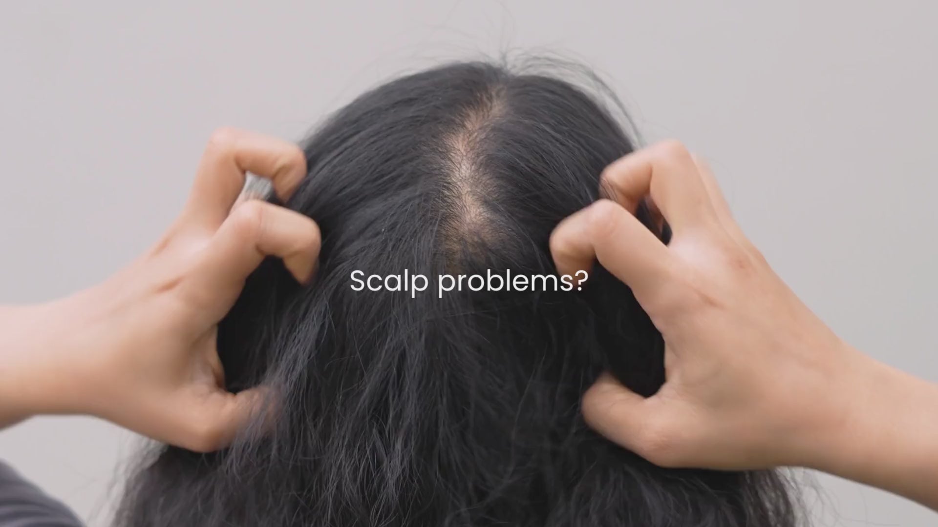 The Headshock hair revival set combines an exfoliating scalp scrub, a hydrating hair mask and a soothing scalp treatment for complete at-home scalp care.
Designed to cleanse buildup, restore moisture and improve hair softness, this hair care set is suitable for all hair types and regular self-care routines.