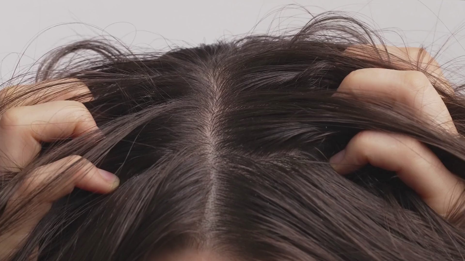 This video demonstrates the Headshock scalp revival set routine, combining a detoxifying scalp scrub, balancing cleanse scalp treatment and quick dry microfiber hair wrap towel for complete scalp care.
Designed for at home use, this routine helps exfoliate buildup, refresh roots and support a clean, comfortable scalp suitable for all hair types.