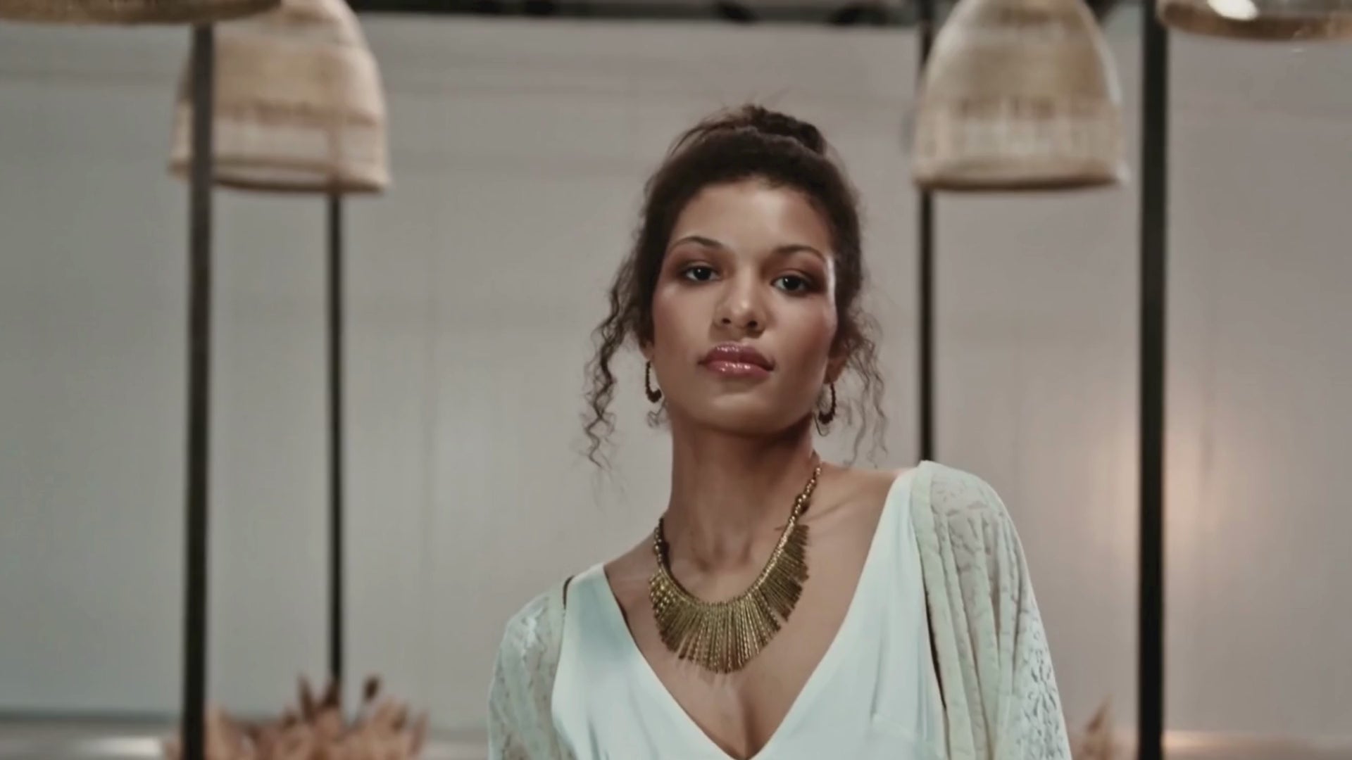 Video showcasing a complete makeup cosmetic set with product details, textures and application shots